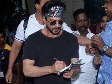 Spotted In Hyderabad: Shahrukh Khan Has Never Looked So HOT!