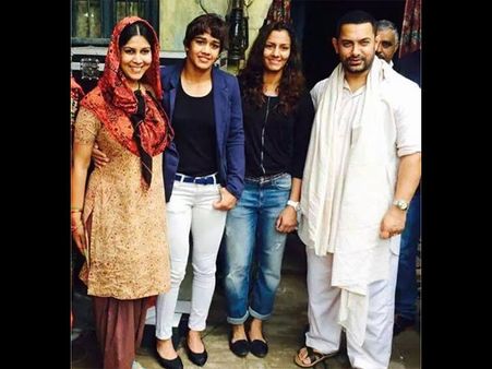 PICS! Aamir Khan With Sakshi Tanwar And Phogat Sisters On The Sets Of Dangal!