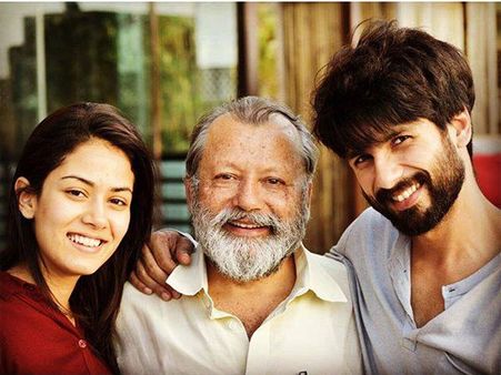 Shahid Kapoor's New Selfie With Wife Mira And Dad Pankaj Kapoor Is So FRESH!