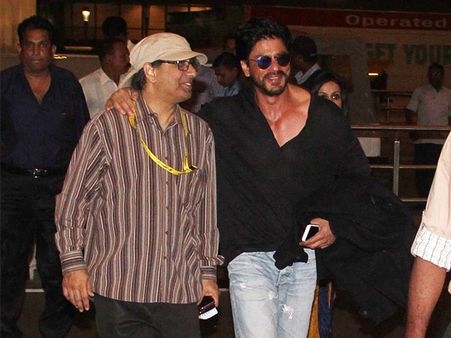 Hot! Hot! Hot! Shahrukh Khan Spotted At Mumbai Airport