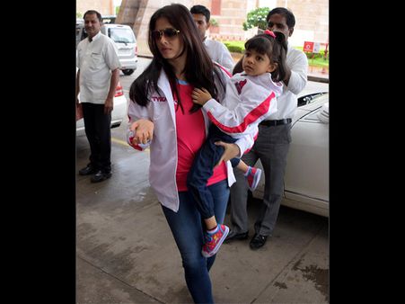 Cute! How Aaradhya Bachchan Helped Aishwarya Rai Bachchan In Jazbaa