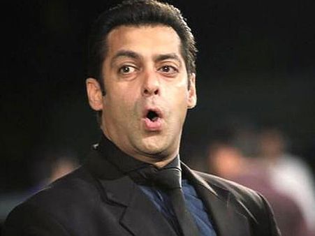 OMG! Salman Khan Gets Robbed By A Gang Of Girls