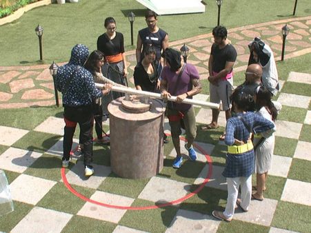 Bigg Boss 9 Double Trouble: Lagaan Task Causes Back-To-Back Fights!