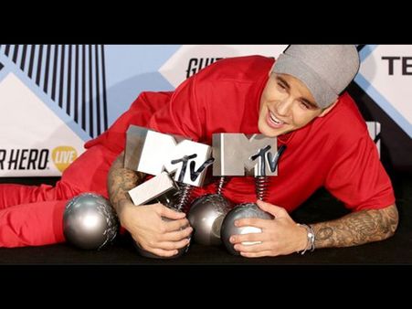 Justin Bieber Triumphs At MTV EMAs, Takes Home 5 Awards