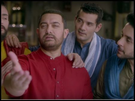 Watch: Aamir Khan Uses SRK's DDLJ Dialogue To Hit On Girls