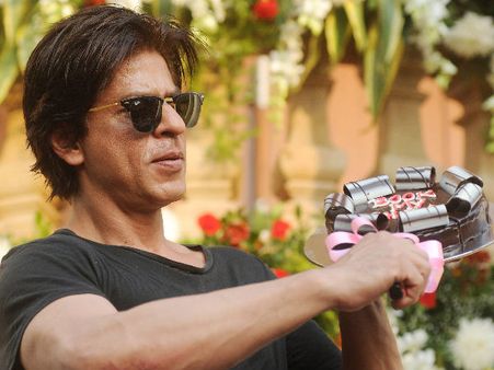 10 Pics Of Shahrukh Khan With His Birthday Cakes