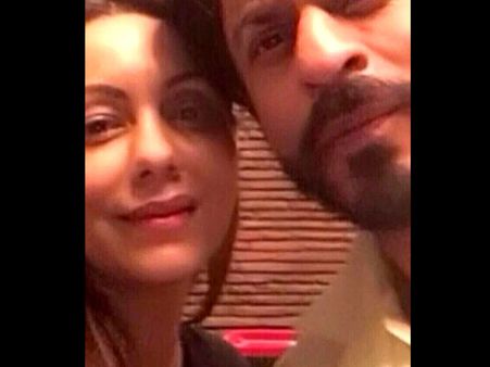 SO HOT: Shahrukh Khan Poses For A Selfie With Wife Gauri Khan On His 50th Birthday
