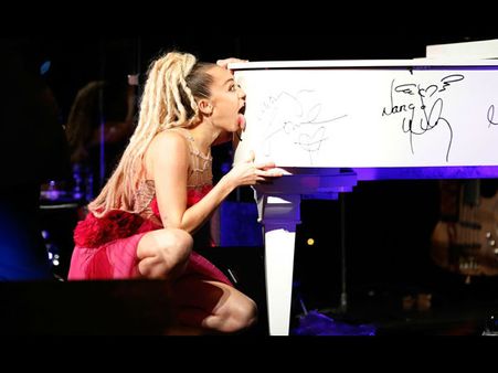 Miley Cyrus Licks $50000 Piano For Charity At LGBT Gala Night!