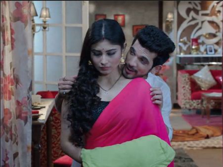 Naagin Spoiler:Love Triangle To Ensue; Shesha To Fall For Ritik?