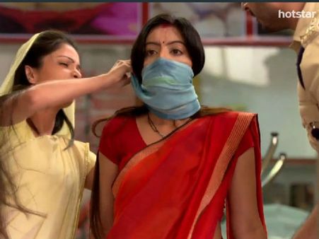 Diya Aur Baati Hum: Sooraj Kidnaps Sandhya, Gets Arrested;Bhabho Gets To Know About Sooraj’s Arrest