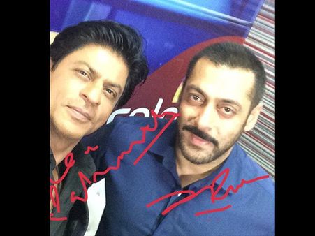 ADORABLE: You Just Can't Miss This BHAI-BHAI Selfie Of Shahrukh Khan & Salman Khan