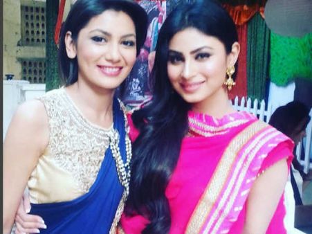 This Is How Kumkum Bhagya’s Sriti Jha & Naagin’s Mouni Roy Admire Each Other!