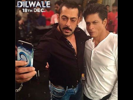 NEW PICTURE! When Salman Khan Taught Shahrukh Khan, How To Take A Selfie!