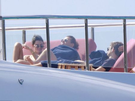 Kendall Jenner & Harry Styles Dating Again? Duo Shares A Kiss On New Year's Eve!