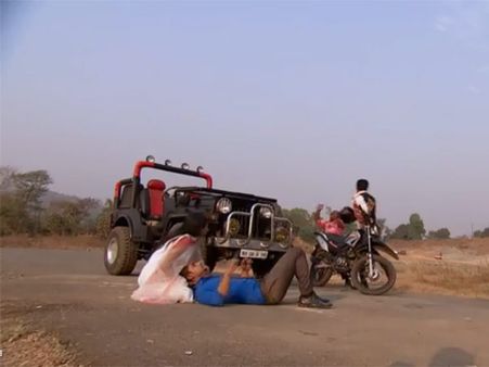 Jamai Raja: Kunal's Heroic Act Saves Roshni From Goons