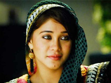 Oops! Qubool Hai Actress Amrapali Gupta Faints!