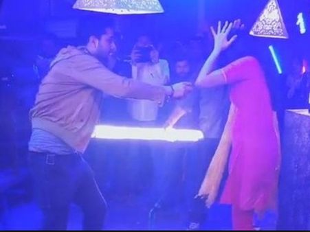 Yeh Hai Mohabbatein: OMG! Romi Breaks Bottle Over Mihika's Head; But Why?