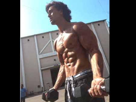 Tiger Shroff Looks Excatly Like Hrithik Roshan For Baaghi!