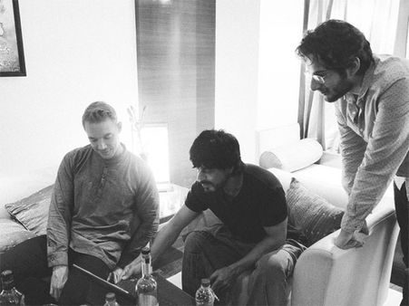 See Pics! Shahrukh Khan Spotted In Goa With American DJ Diplo