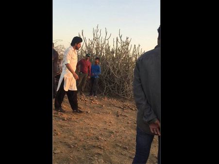 NEW PICS: Shahrukh Khan Aka 'Miyanbhai' & Nawazuddin Siddiqui Spotted On the Sets Of Raees!