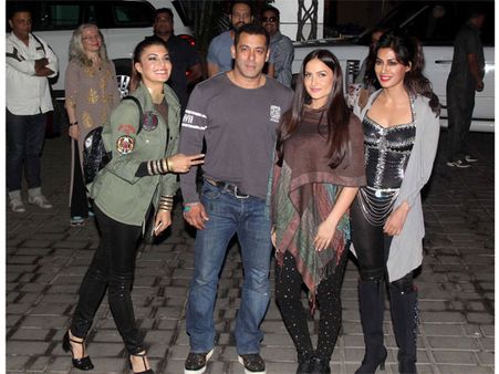 Spotted: Salman Khan With Hotties Jacqueline, Elli And Chitrangada Singh