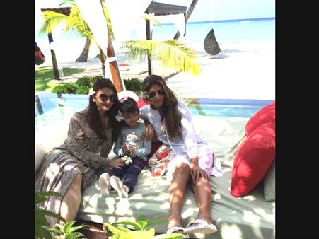 NEW BEACH PIC: Aishwarya Rai Bachchan Partying With Aaradhya & Shweta Bachchan In Maldives!