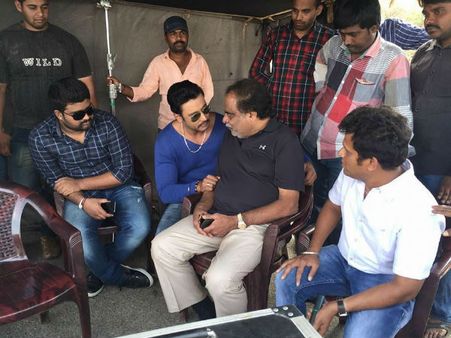Rebel Star Meets Darshan On The Sets Of 'Jaggu Dada'!