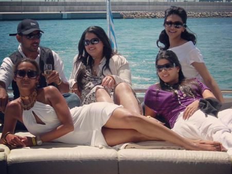 DON'T MISS: Deepika Padukone & Malaika Arora Khan's Adorable Holiday Picture