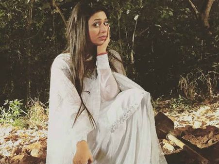 Oops! Divyanka Tripathi Injured On Yeh Hai Mohabbatein Sets!