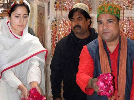 REAL BEAUTY: Katrina Kaif Spotted Without Make-up At Ajmer Sharif Dargah (PICS)