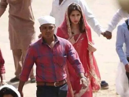 REVEALED! Mahira Khan's First Look In Shahrukh Khan's Raees [PICTURES]