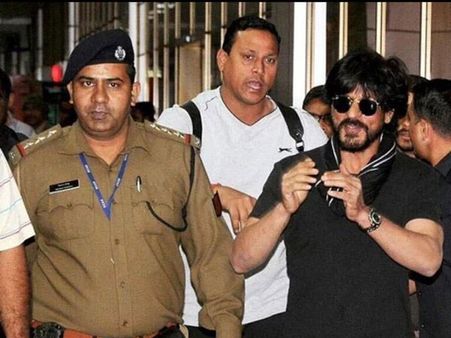 FAN ANTHEM TODAY: Shahrukh Khan Spotted In Delhi Looks DAMN HOT In Black
