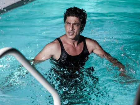 A Fan Dives Into Shahrukh Khan's Swimming Pool, Takes A Bath!