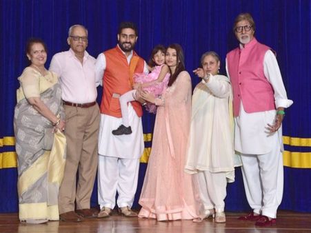 New B'ful Pics! Aaradhya & Aishwarya Rai Pose With Entire Bachchan Family At The School Annual Day