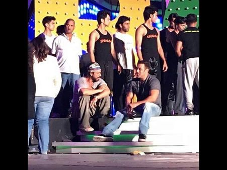 Bhai Bhai! Shahrukh Khan & Salman Khan Spotted Together During TOIFA 2016 Rehearsal! (Photos)