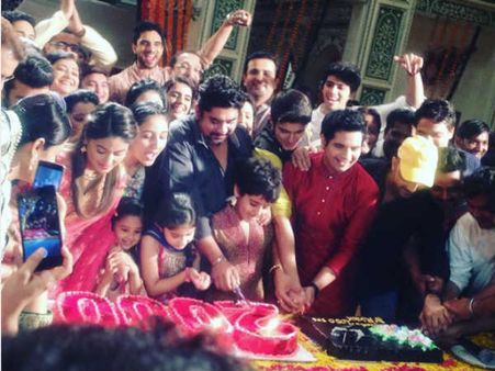 Yeh Rishta Kya Kehlata Hai Completes 2000 Episodes; Hina, Karan, Rohan, Ashnoor Celebrate - PICS