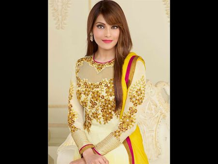 Revealed! All The Interesting Details About Bipasha Basu's Mehendi Ceremony