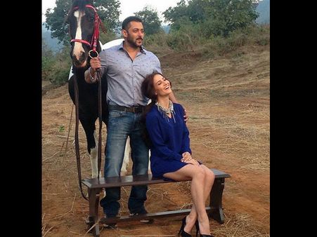 Salman Khan Horses Around With Elli Avram & Its Amazing!