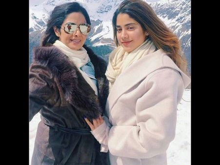 Damn Beautiful! Jhanvi Kapoor Poses With Mother Sridevi, Both Look Mesmerising (New Picture)