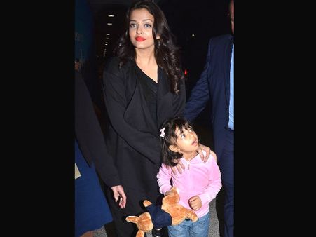 Damn Stylish! Aishwarya Rai & Aaradhya Bachchan Spotted At The Sydney Airport [Photos]
