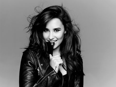 Demi Lovato Lashes Out At Stalker Fan Sarah!