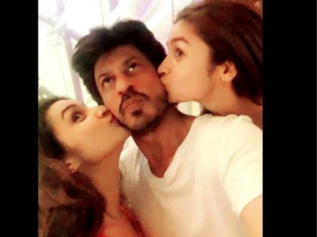 Photo Alert! Parineeti Chopra & Alia Bhatt Just Kissed Shahrukh Khan, When AbRam Was Asleep!