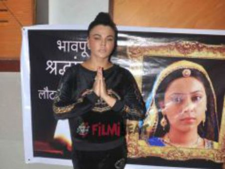 Rakhi Sawant Makes A Bizarre Statement; Gets Trolled On Twitter!