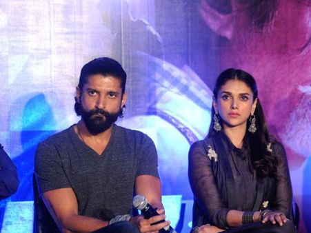 Pics! Farhan Akhtar-Aditi Rao Hydari's PDA At The Royal Dinner; Have They Made It Official?