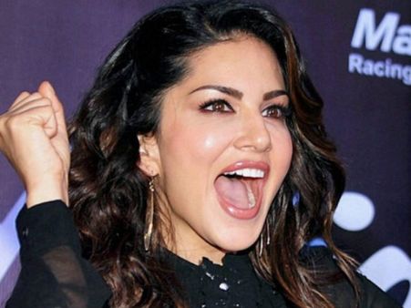 This Is What Sunny Leone Has To Say About Shahrukh Khan!