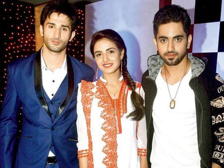 Tashan-E-Ishq: Yuvi Divorces Twinkle; Reunites Twinkle With Kunj!