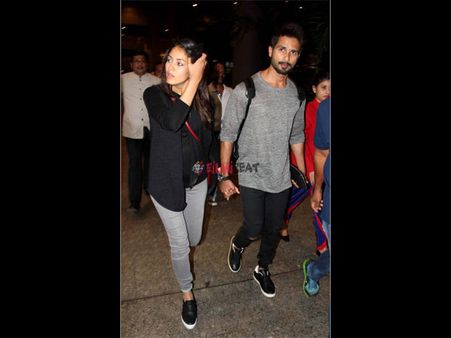 Would-be Parents Shahid Kapoor & Mira Rajput Spotted Walking Hand In Hand At The Mumbai Airport!