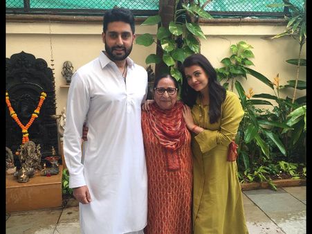 Heart Touching Picture! Aishwarya Rai & Abhishek Bachchan Pose With Sarabjit's Sister Dalbir Kaur