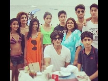 Hotness Alert! See Rare Picture Of Navya Naveli Nanda With Aryan, Suhana & Shahrukh Khan!