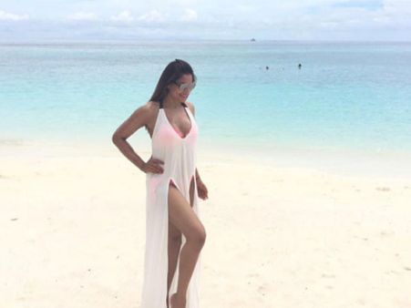 Karan Singh Grover Is The Luckiest Man! Bipasha Basu's FIRST Picture In Bikini From Her Honeymoon